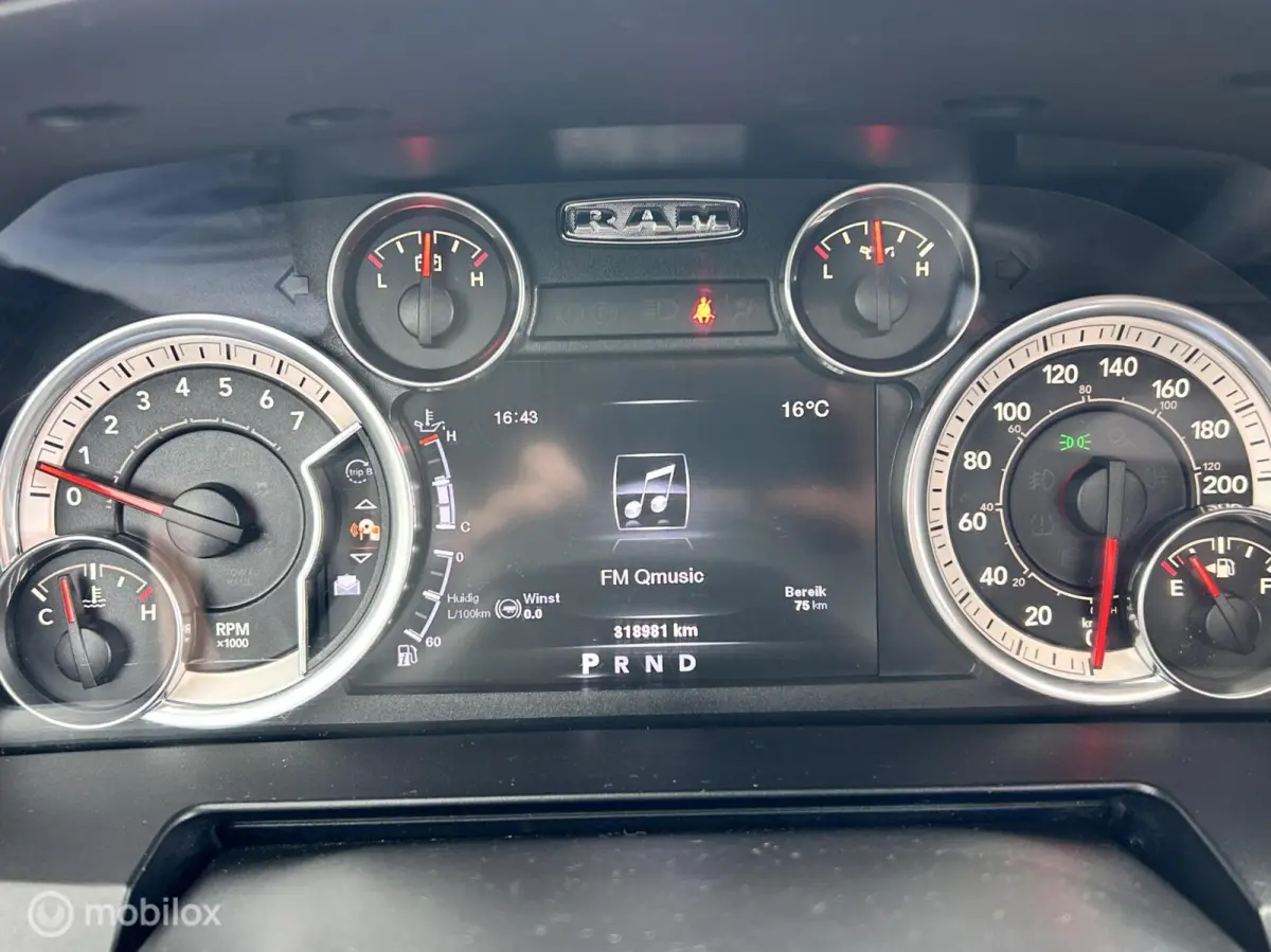 1500 5.7 V8 Crew Cab 6'4 sport black out MARGE