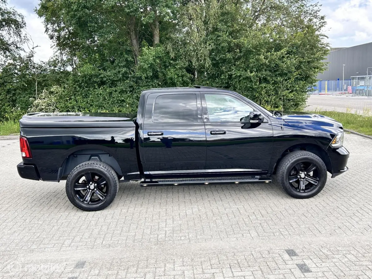1500 5.7 V8 Crew Cab 6'4 sport black out MARGE