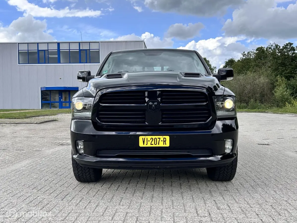 1500 5.7 V8 Crew Cab 6'4 sport black out MARGE