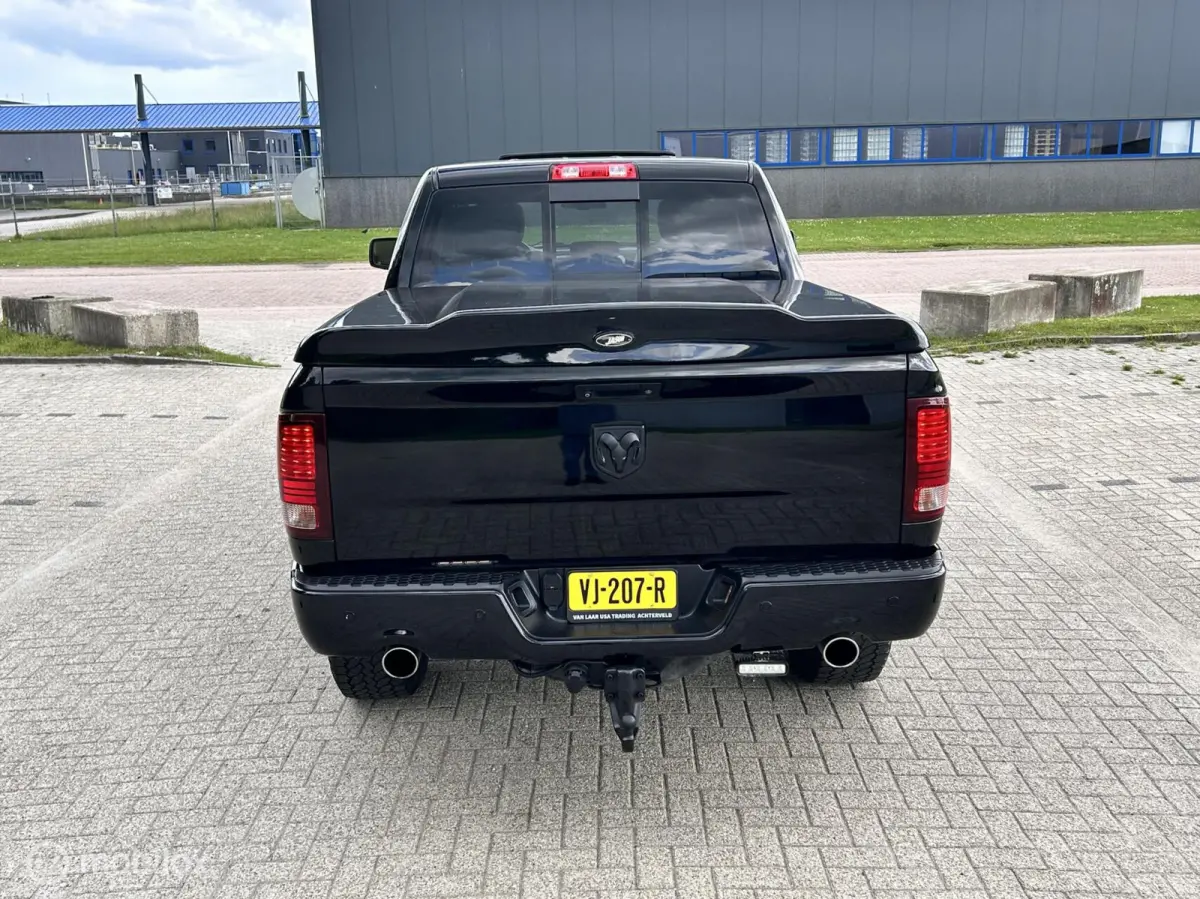 1500 5.7 V8 Crew Cab 6'4 sport black out MARGE