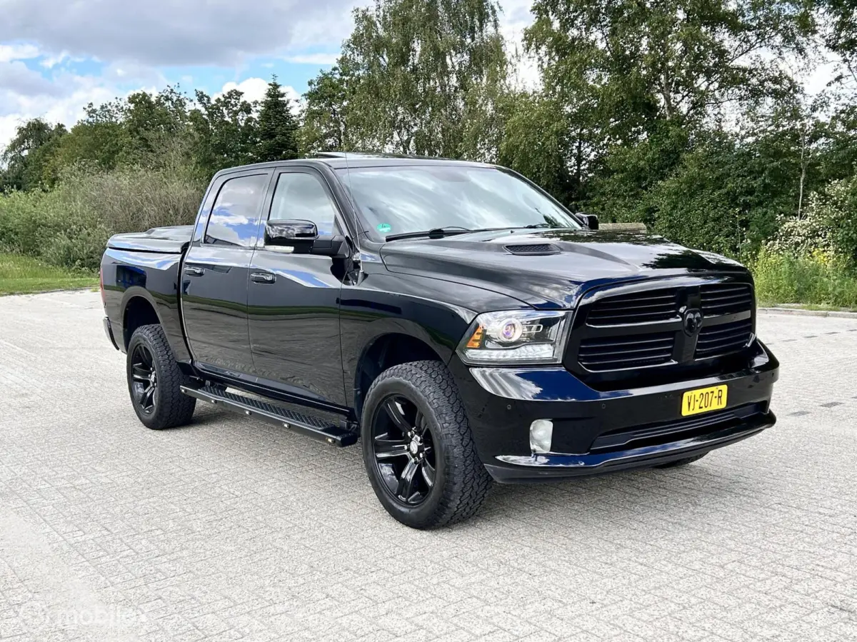1500 5.7 V8 Crew Cab 6'4 sport black out MARGE