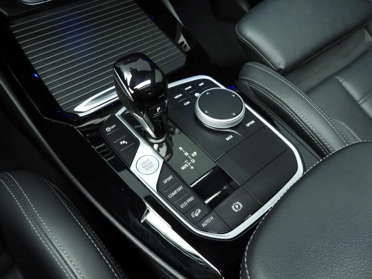 xDrive20i | Laserlicht | Leder | HUD | Panoramadak | Sportstoelen | Stoelverwarming | DAB | Hifi speakers | Alu 19 inch
