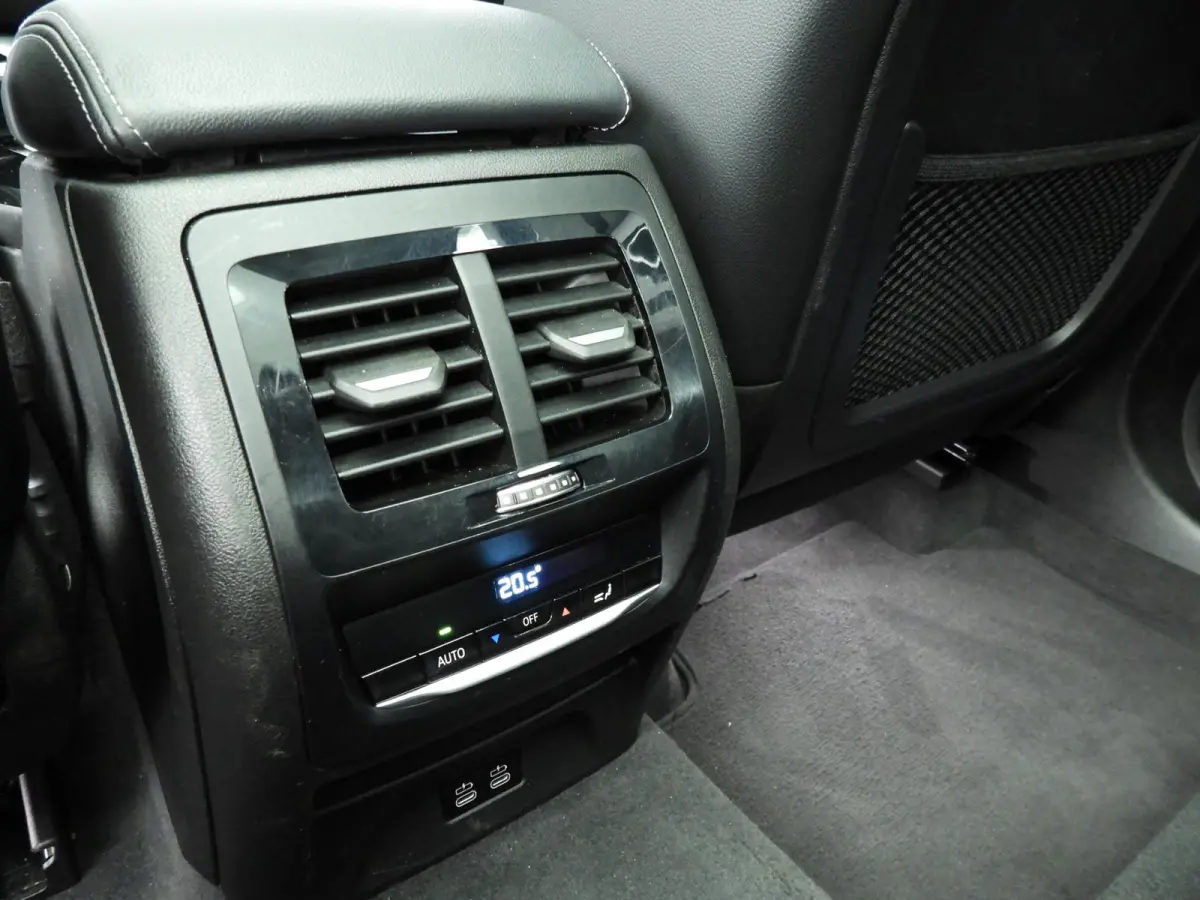 xDrive20i | Laserlicht | Leder | HUD | Panoramadak | Sportstoelen | Stoelverwarming | DAB | Hifi speakers | Alu 19 inch
