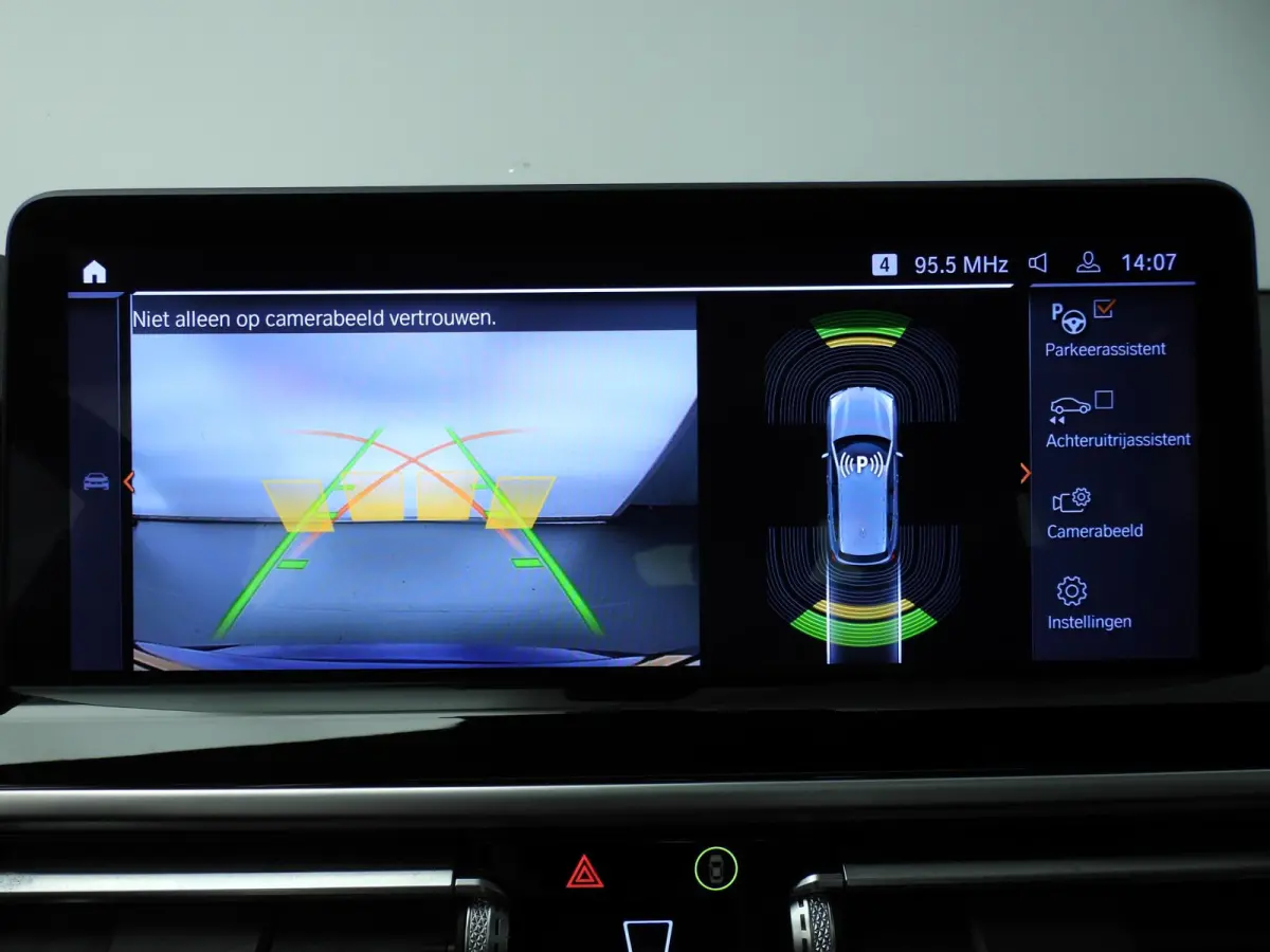 xDrive20i | Laserlicht | Leder | HUD | Panoramadak | Sportstoelen | Stoelverwarming | DAB | Hifi speakers | Alu 19 inch