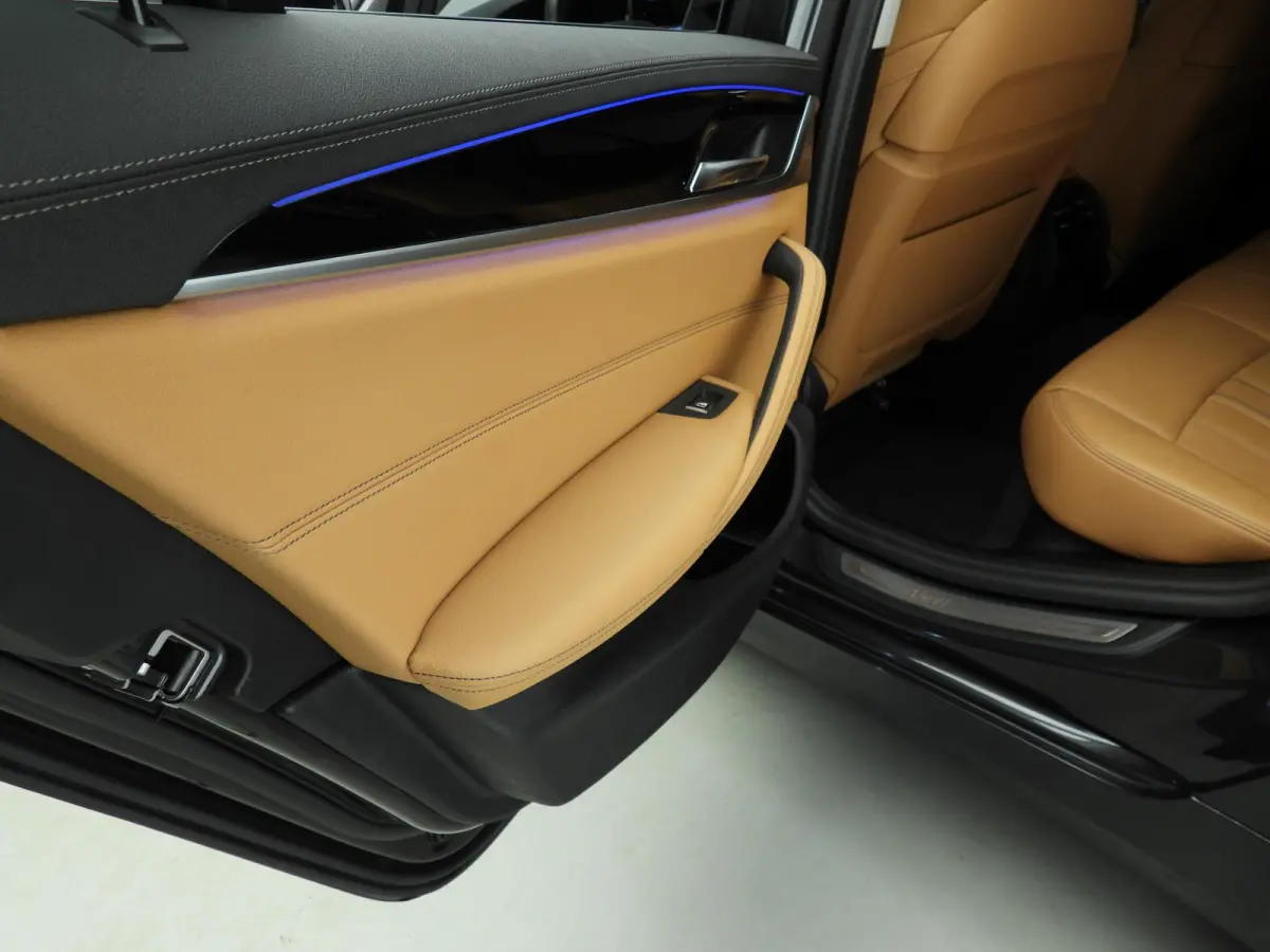520i | LED | Leder | Navigatie | Comfortzetels | Stoelverwarming | DAB | Hifi speakers | Alu 18 inch