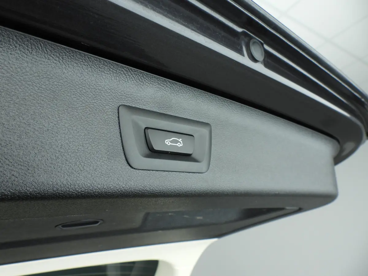 520i | LED | Leder | Navigatie | Comfortzetels | Stoelverwarming | DAB | Hifi speakers | Alu 18 inch
