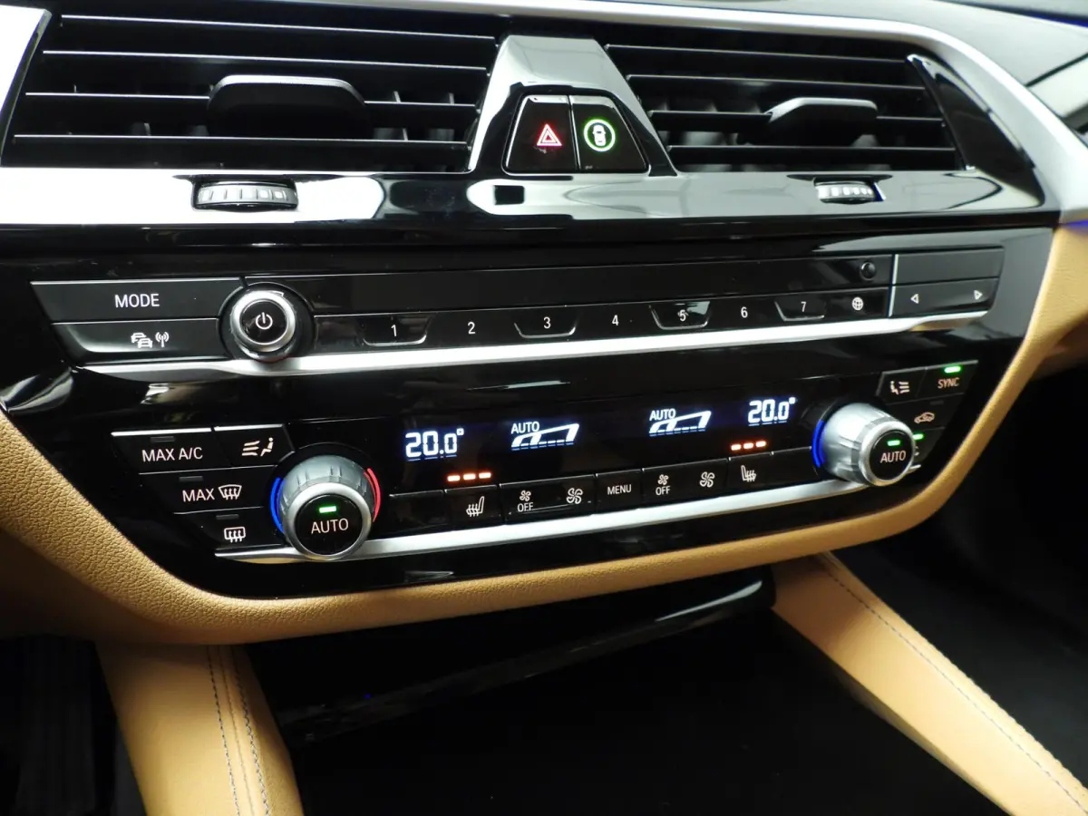 520i | LED | Leder | Navigatie | Comfortzetels | Stoelverwarming | DAB | Hifi speakers | Alu 18 inch