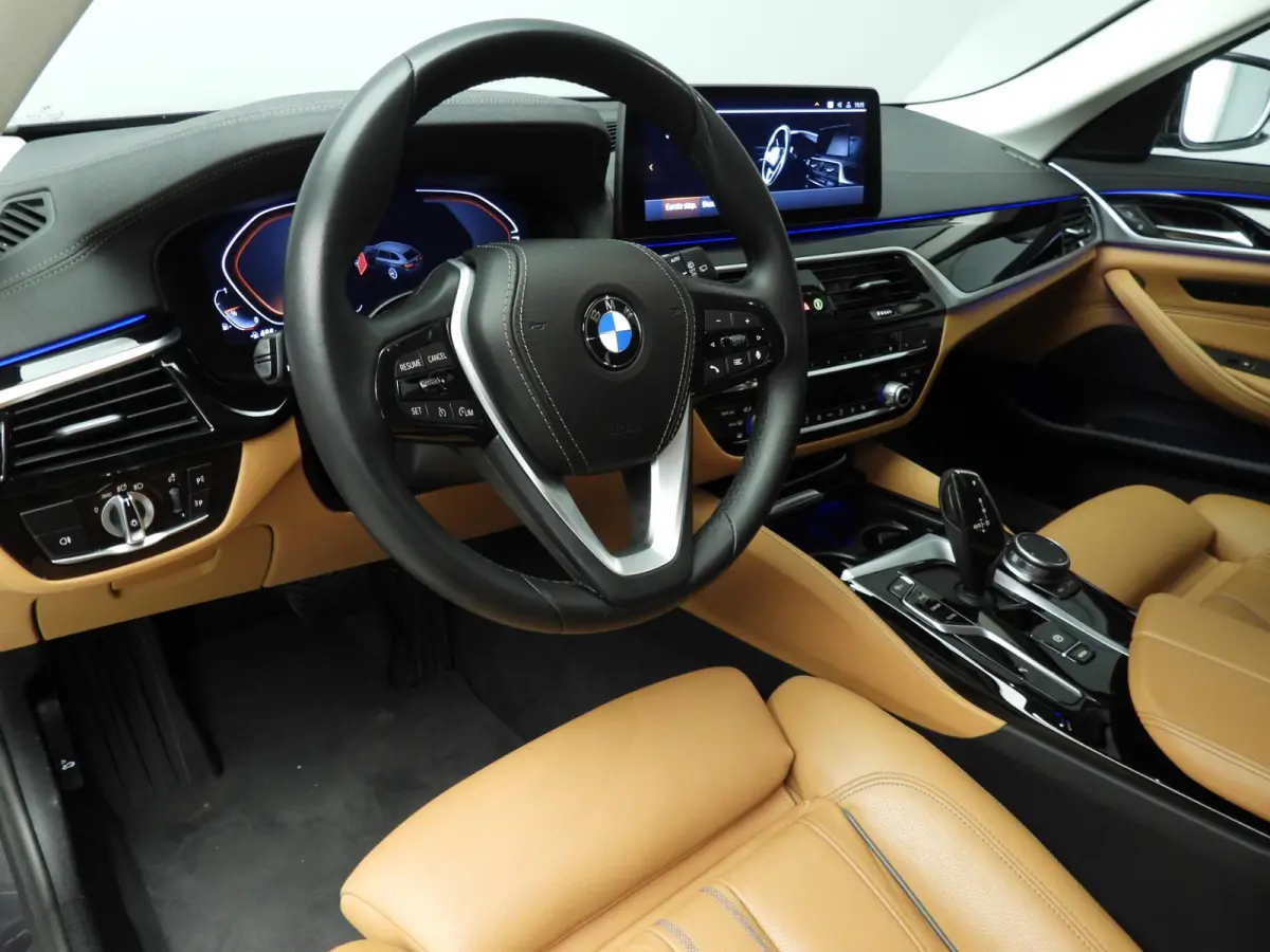 520i | LED | Leder | Navigatie | Comfortzetels | Stoelverwarming | DAB | Hifi speakers | Alu 18 inch