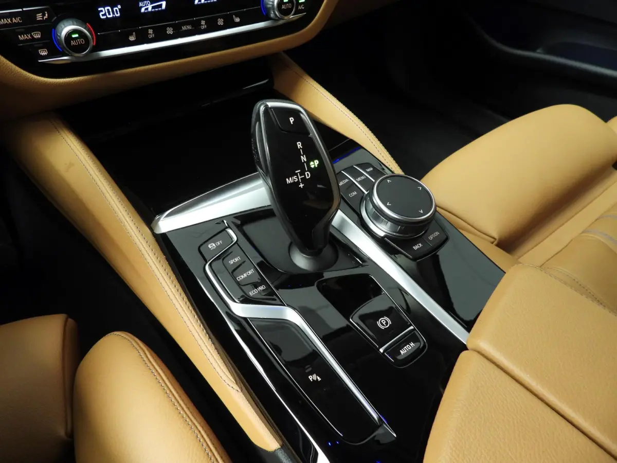 520i | LED | Leder | Navigatie | Comfortzetels | Stoelverwarming | DAB | Hifi speakers | Alu 18 inch