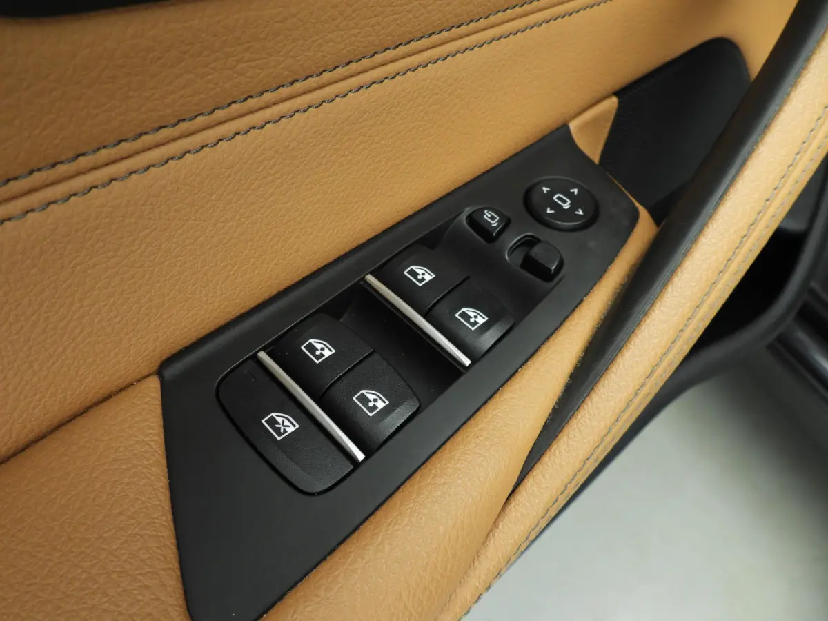 520i | LED | Leder | Navigatie | Comfortzetels | Stoelverwarming | DAB | Hifi speakers | Alu 18 inch