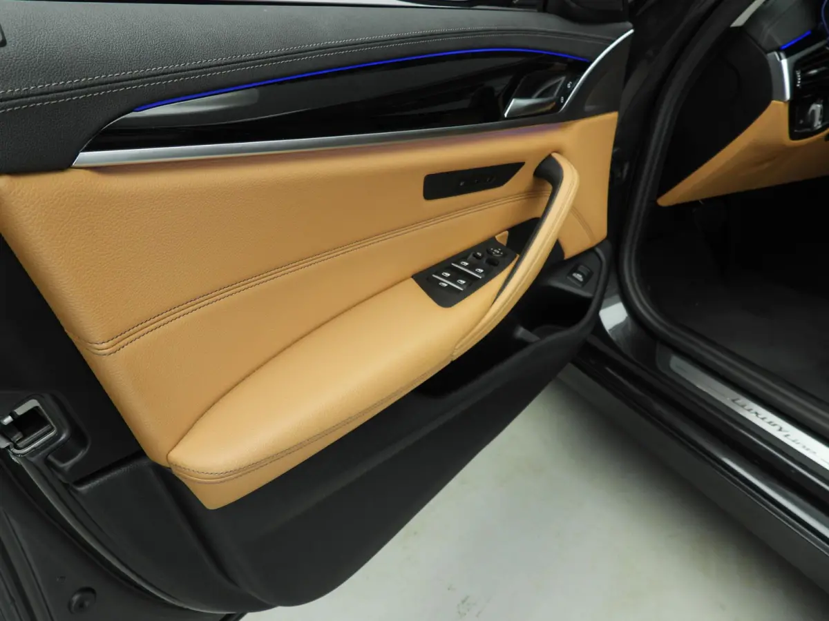 520i | LED | Leder | Navigatie | Comfortzetels | Stoelverwarming | DAB | Hifi speakers | Alu 18 inch
