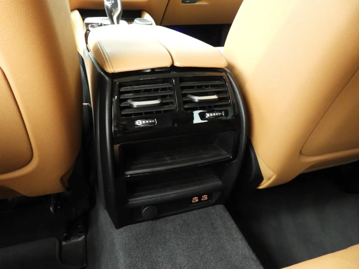520i | LED | Leder | Navigatie | Comfortzetels | Stoelverwarming | DAB | Hifi speakers | Alu 18 inch