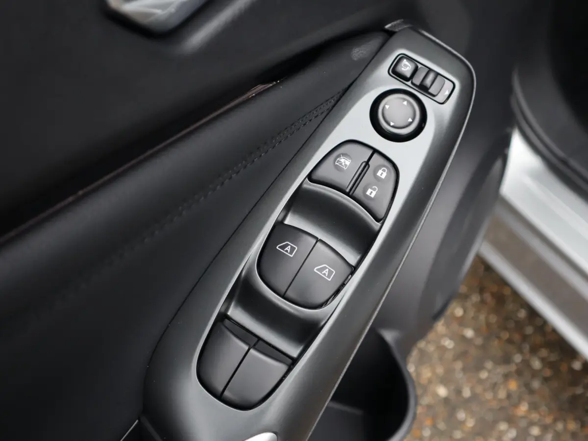 1.6 Hybrid N-Connecta | Navigatie | Parkeercamera | Stoel-, Stuur- & Voorruitverw. |