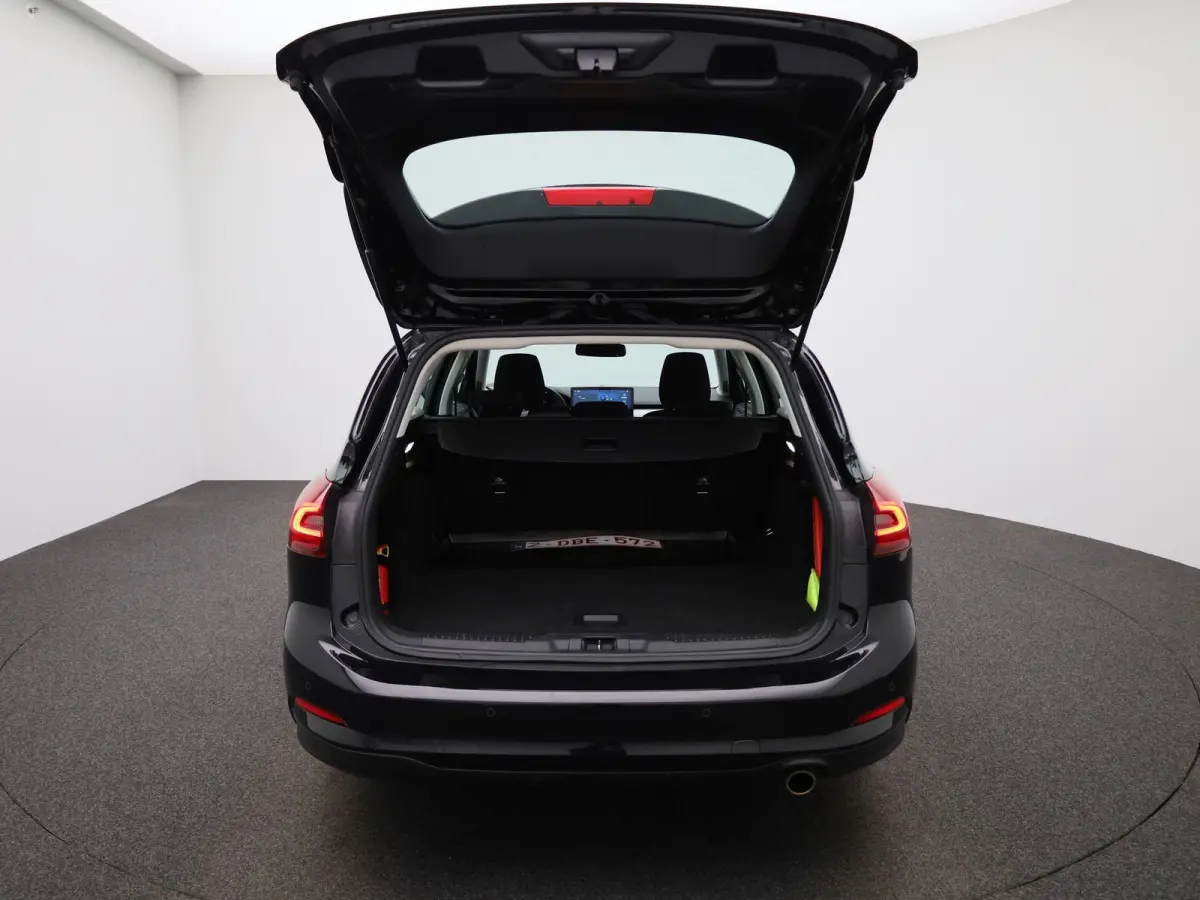 1.0 EcoBoost Hybrid Titanium | Cruise Control | Dual Climate Control | Apple Carplay/Android Auto | Dealer onderhouden! |