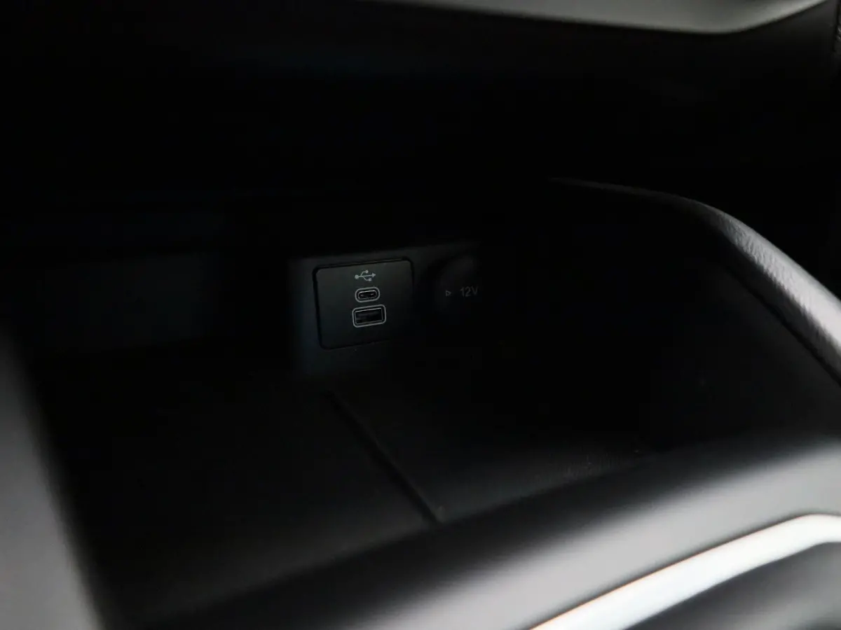 1.0 EcoBoost Hybrid Titanium | Cruise Control | Dual Climate Control | Apple Carplay/Android Auto | Dealer onderhouden! |