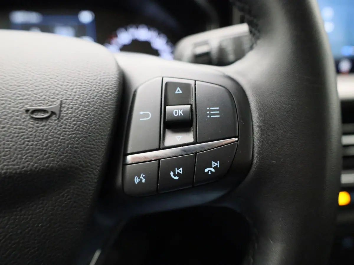 1.0 EcoBoost Hybrid Titanium | Cruise Control | Dual Climate Control | Apple Carplay/Android Auto | Dealer onderhouden! |
