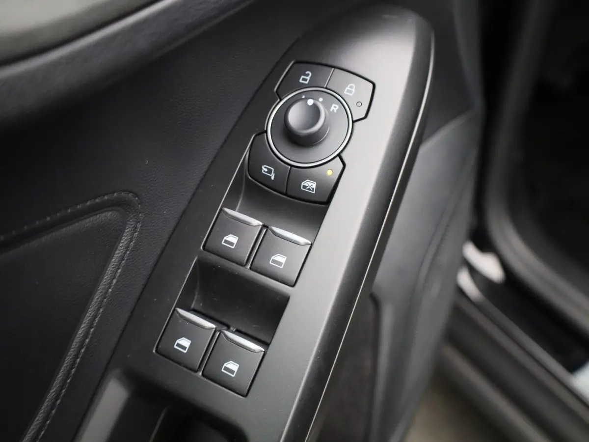 1.0 EcoBoost Hybrid Titanium | Cruise Control | Dual Climate Control | Apple Carplay/Android Auto | Dealer onderhouden! |