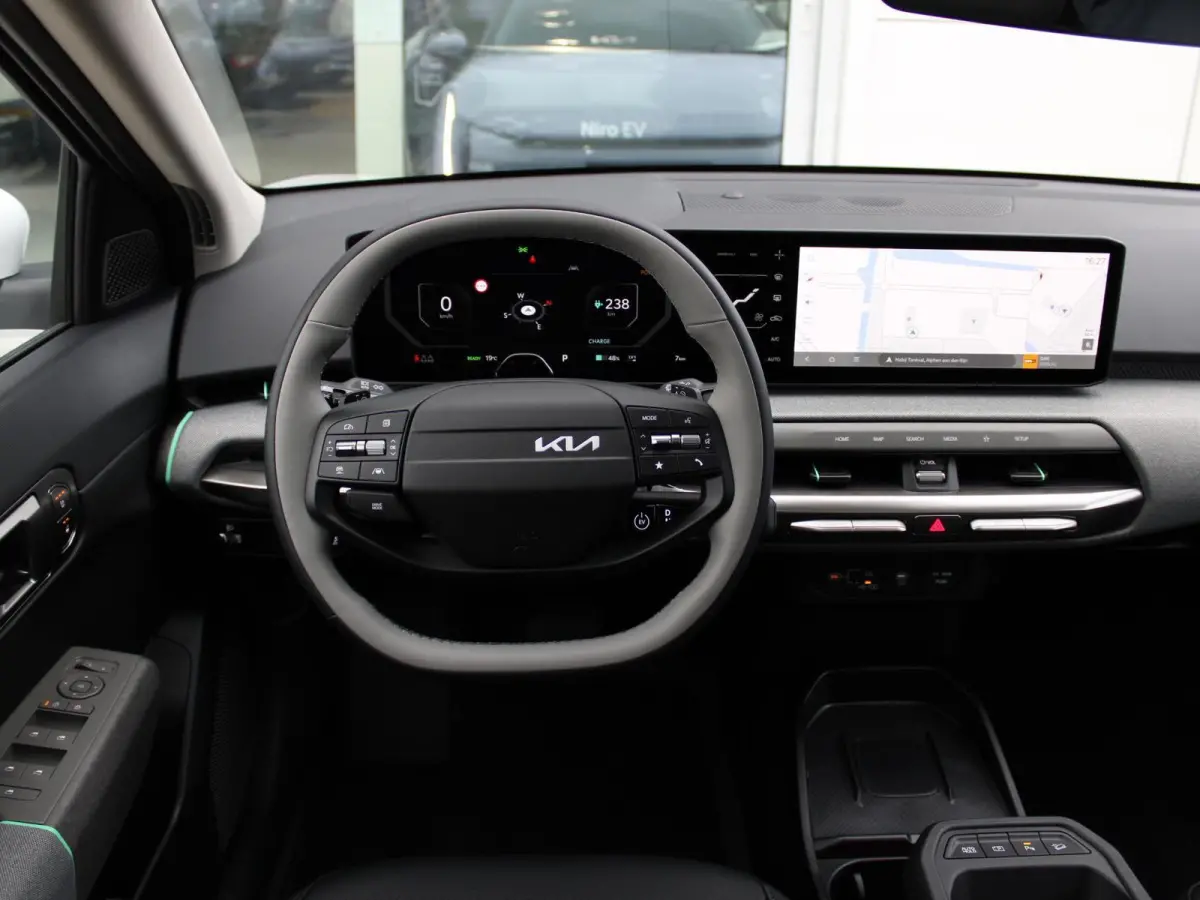 Plus Advanced 58.3 kWh | DIRECT LEVERBAAR | Panodak | Navi. | Clima. | Adapt. Cruise. | Stoel&Stuur Verwarming | Dodehoekassistentie | Harman Kardon