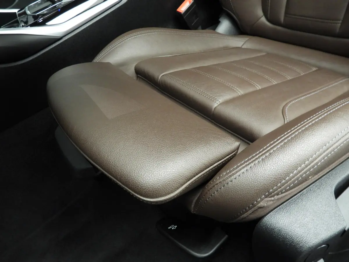 320e | Laserlicht | Leder | Navigatie | Active cruise | Trekhaak | Sportstoelen | Stoelverwarming | DAB | Hifi speakers | Alu 18 inch