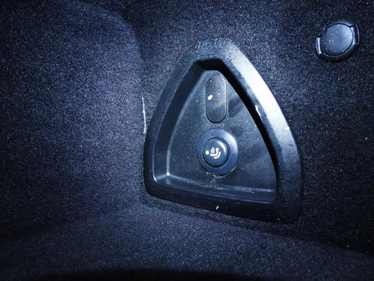 320e | Laserlicht | Leder | Navigatie | Active cruise | Trekhaak | Sportstoelen | Stoelverwarming | DAB | Hifi speakers | Alu 18 inch