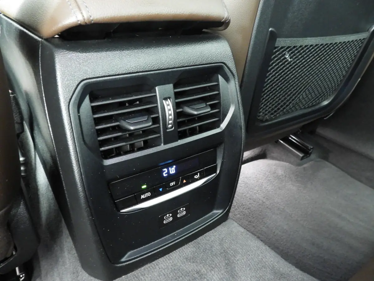 320e | Laserlicht | Leder | Navigatie | Active cruise | Trekhaak | Sportstoelen | Stoelverwarming | DAB | Hifi speakers | Alu 18 inch