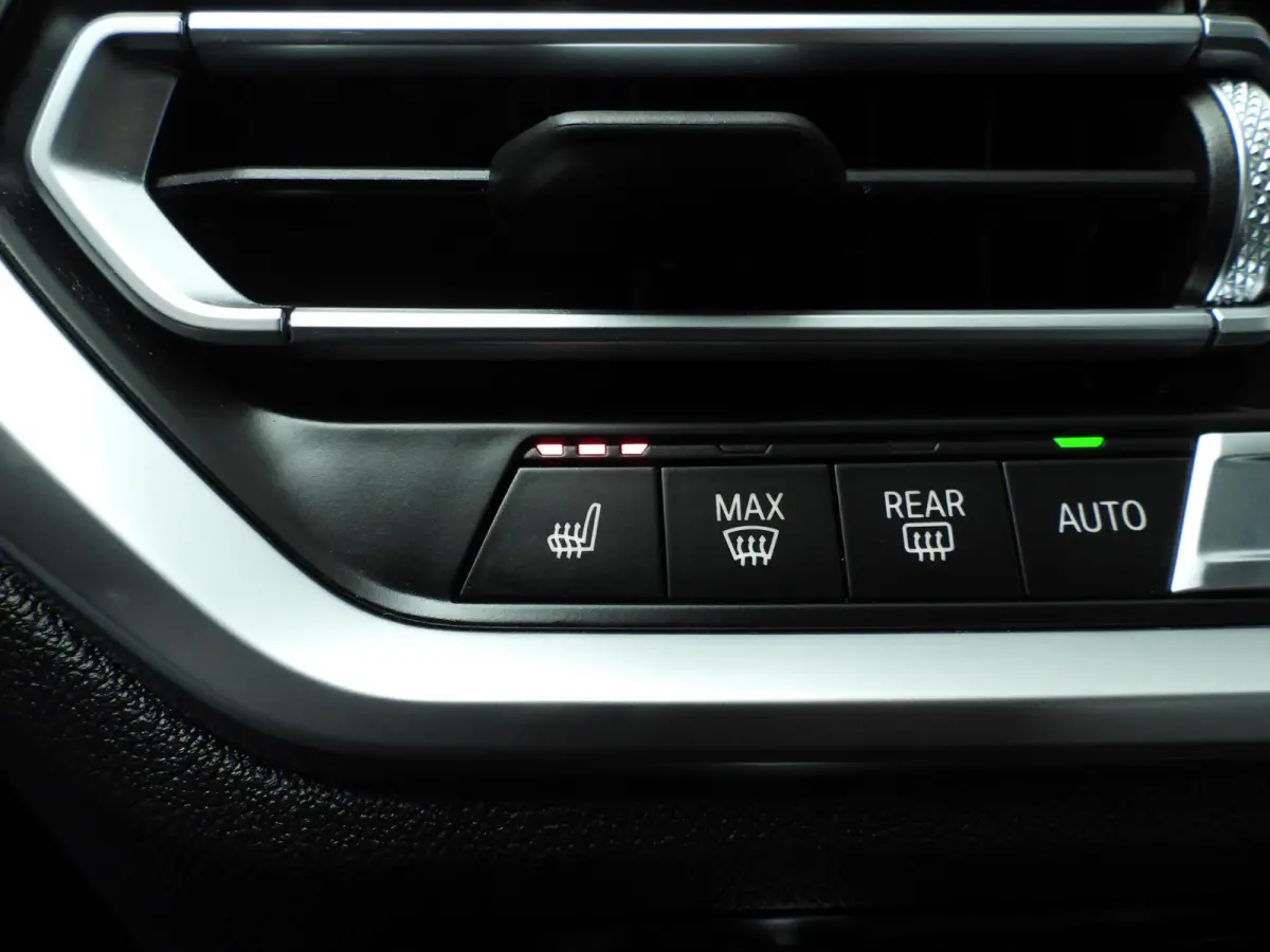 320e | Laserlicht | Leder | Navigatie | Active cruise | Trekhaak | Sportstoelen | Stoelverwarming | DAB | Hifi speakers | Alu 18 inch