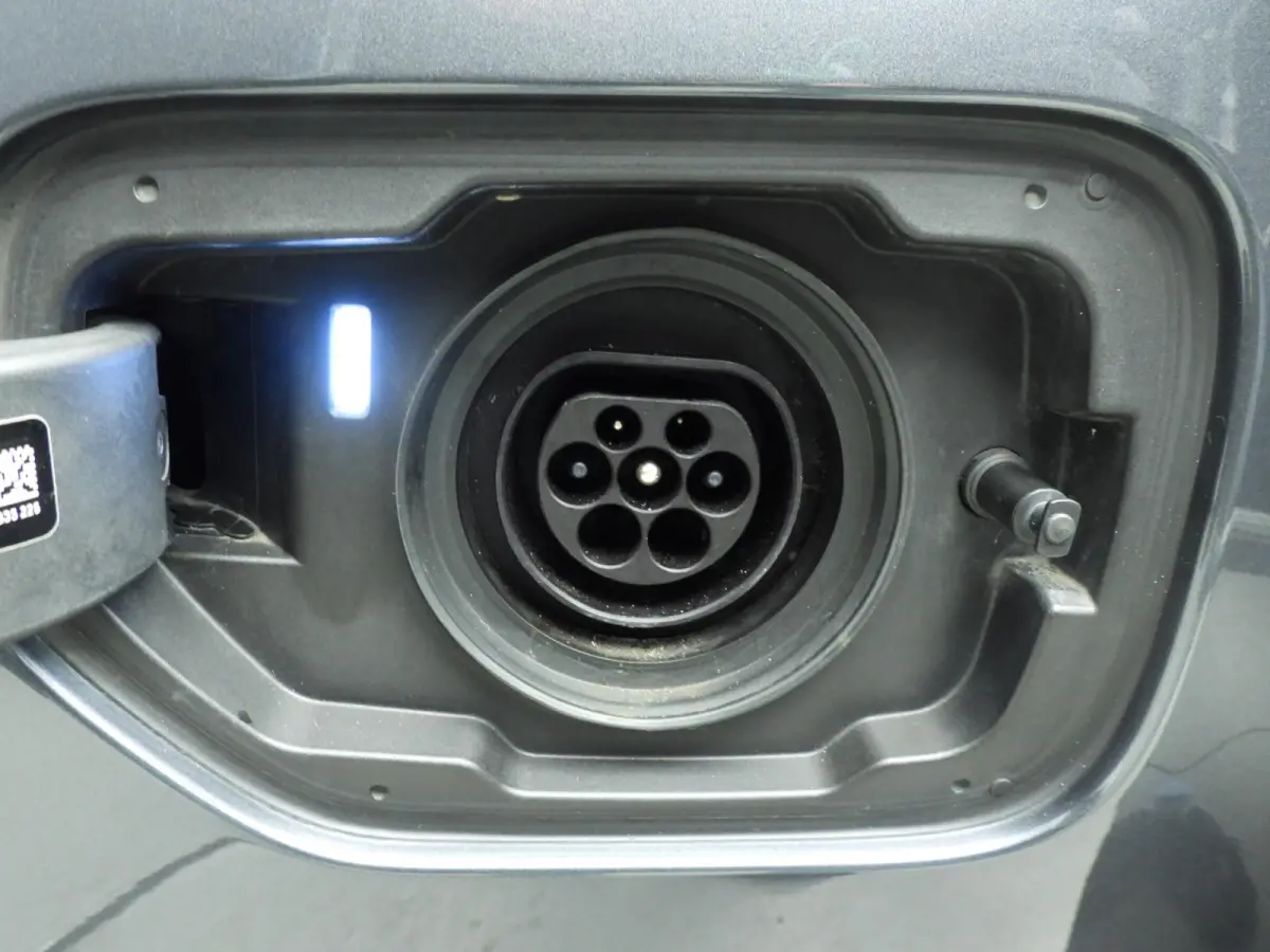 320e | Laserlicht | Leder | Navigatie | Active cruise | Trekhaak | Sportstoelen | Stoelverwarming | DAB | Hifi speakers | Alu 18 inch