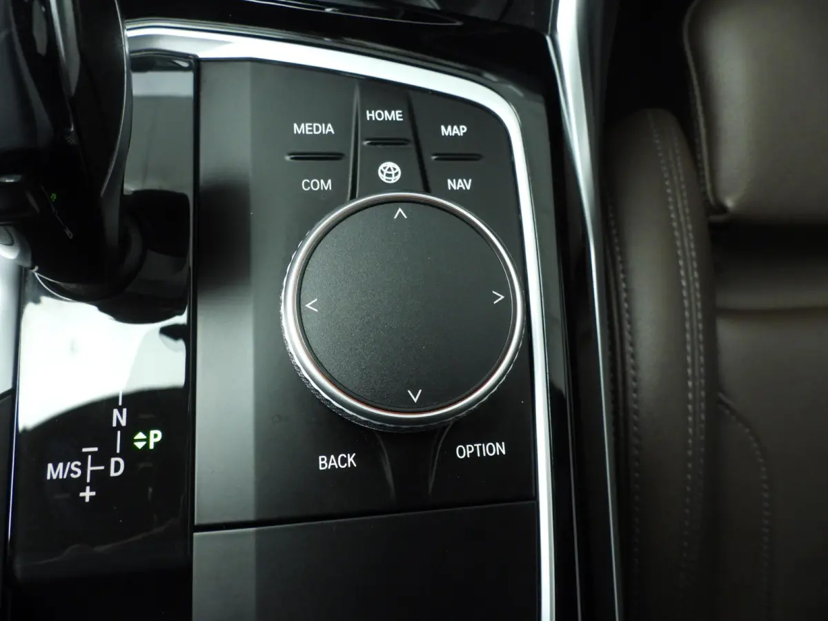 320e | Laserlicht | Leder | Navigatie | Active cruise | Trekhaak | Sportstoelen | Stoelverwarming | DAB | Hifi speakers | Alu 18 inch