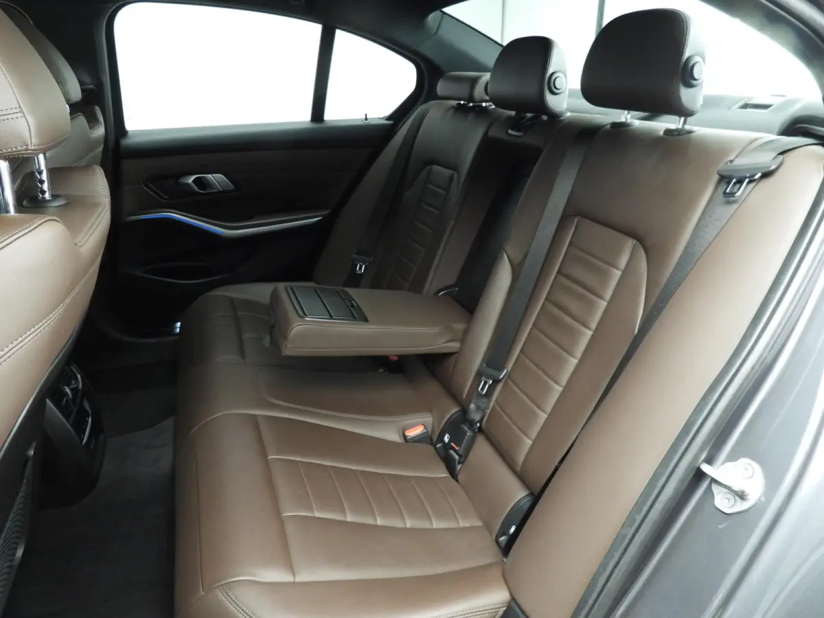 320e | Laserlicht | Leder | Navigatie | Active cruise | Trekhaak | Sportstoelen | Stoelverwarming | DAB | Hifi speakers | Alu 18 inch