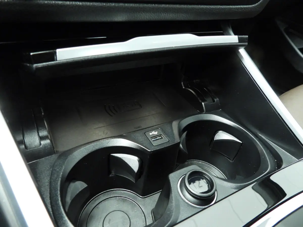 320e | Laserlicht | Leder | Navigatie | Active cruise | Trekhaak | Sportstoelen | Stoelverwarming | DAB | Hifi speakers | Alu 18 inch