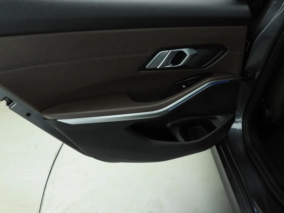 320e | Laserlicht | Leder | Navigatie | Active cruise | Trekhaak | Sportstoelen | Stoelverwarming | DAB | Hifi speakers | Alu 18 inch