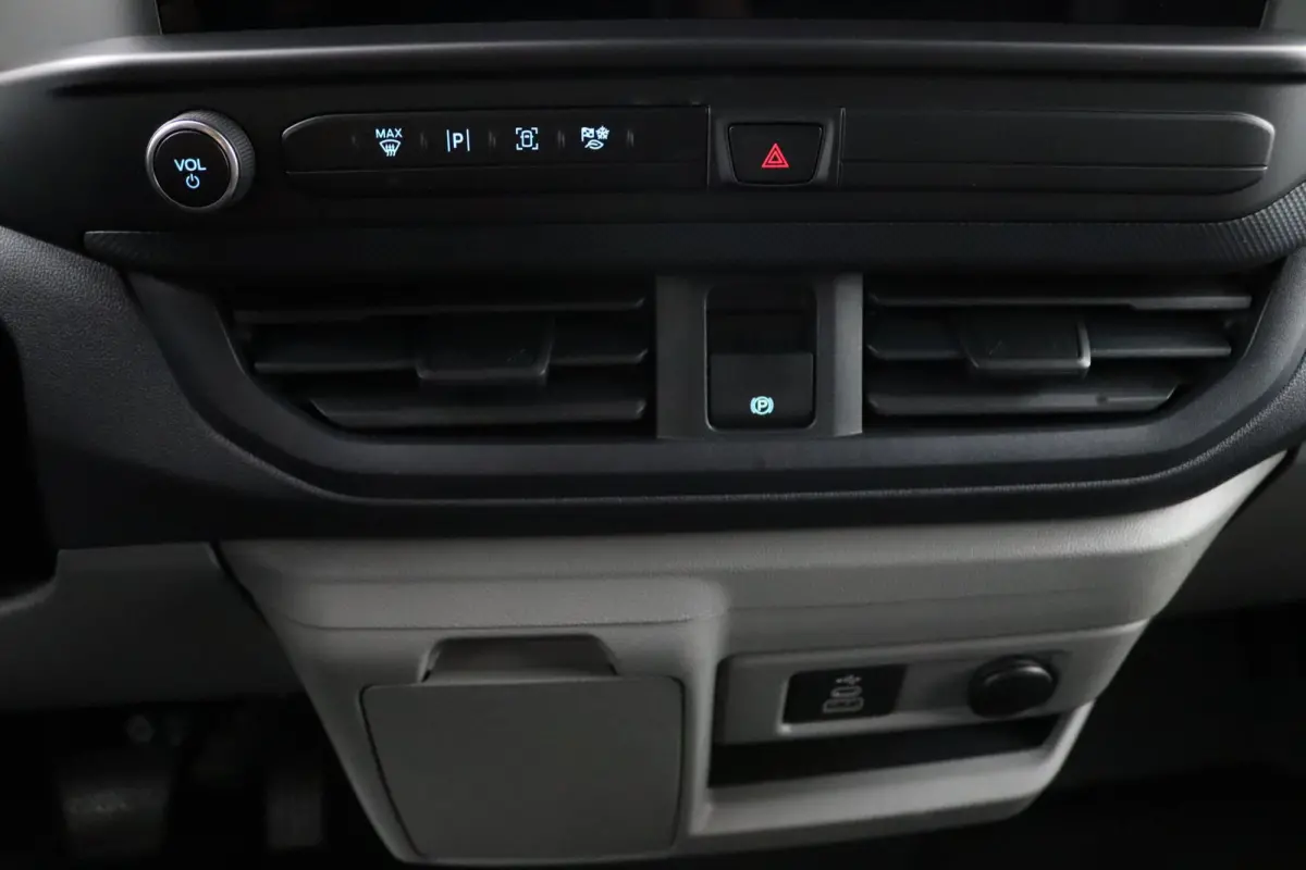 320 L1H1 Trend 71 kWh | 3 Jaar Extra Garantie! | Grotere Accu | CarPlay/Android Auto | LED | Parkeersensoren | Verwarmde Voorruit | DAB
