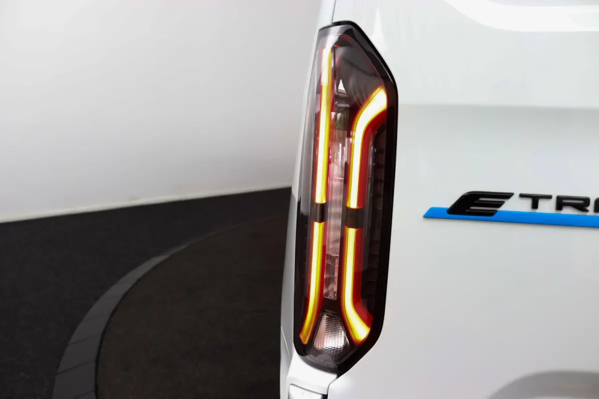 320 L1H1 Trend 71 kWh | Grotere Accu | 3-Jaar Extra Garantie! | Bijrijdersbank | LED | CarPlay/Android Auto | Cruise Control | Parkeersensoren | Camera
