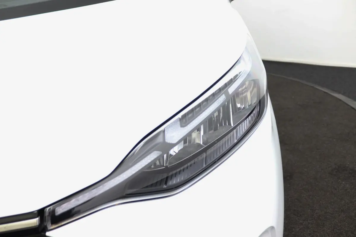 320 L1H1 Trend 71 kWh | Grotere Accu | 3-Jaar Extra Garantie! | Bijrijdersbank | LED | CarPlay/Android Auto | Cruise Control | Parkeersensoren | Camera