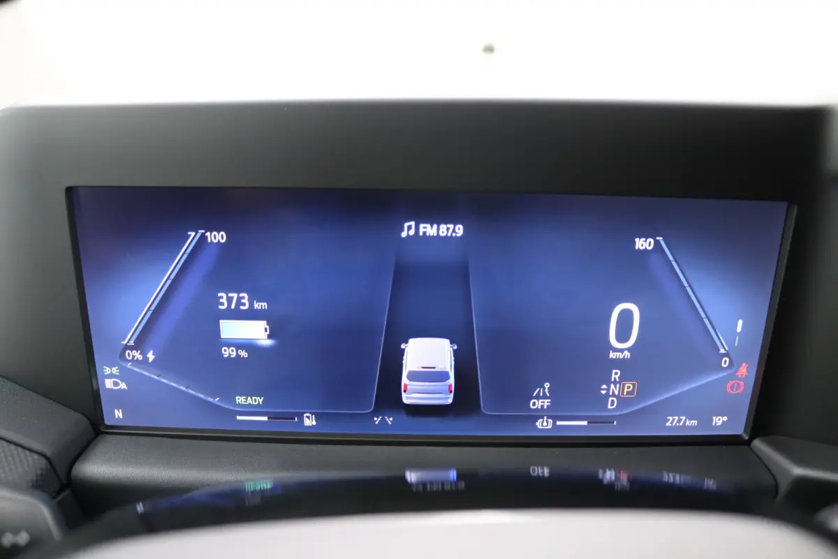 320 L1H1 Trend 71 kWh | Grotere Accu | 3-Jaar Extra Garantie! | Bijrijdersbank | LED | CarPlay/Android Auto | Cruise Control | Parkeersensoren | Camera