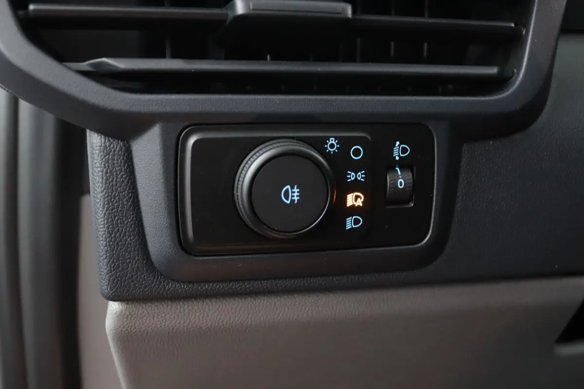 320 L1H1 Trend 71 kWh | Grotere Accu | 3-Jaar Extra Garantie! | Bijrijdersbank | LED | CarPlay/Android Auto | Cruise Control | Parkeersensoren | Camera