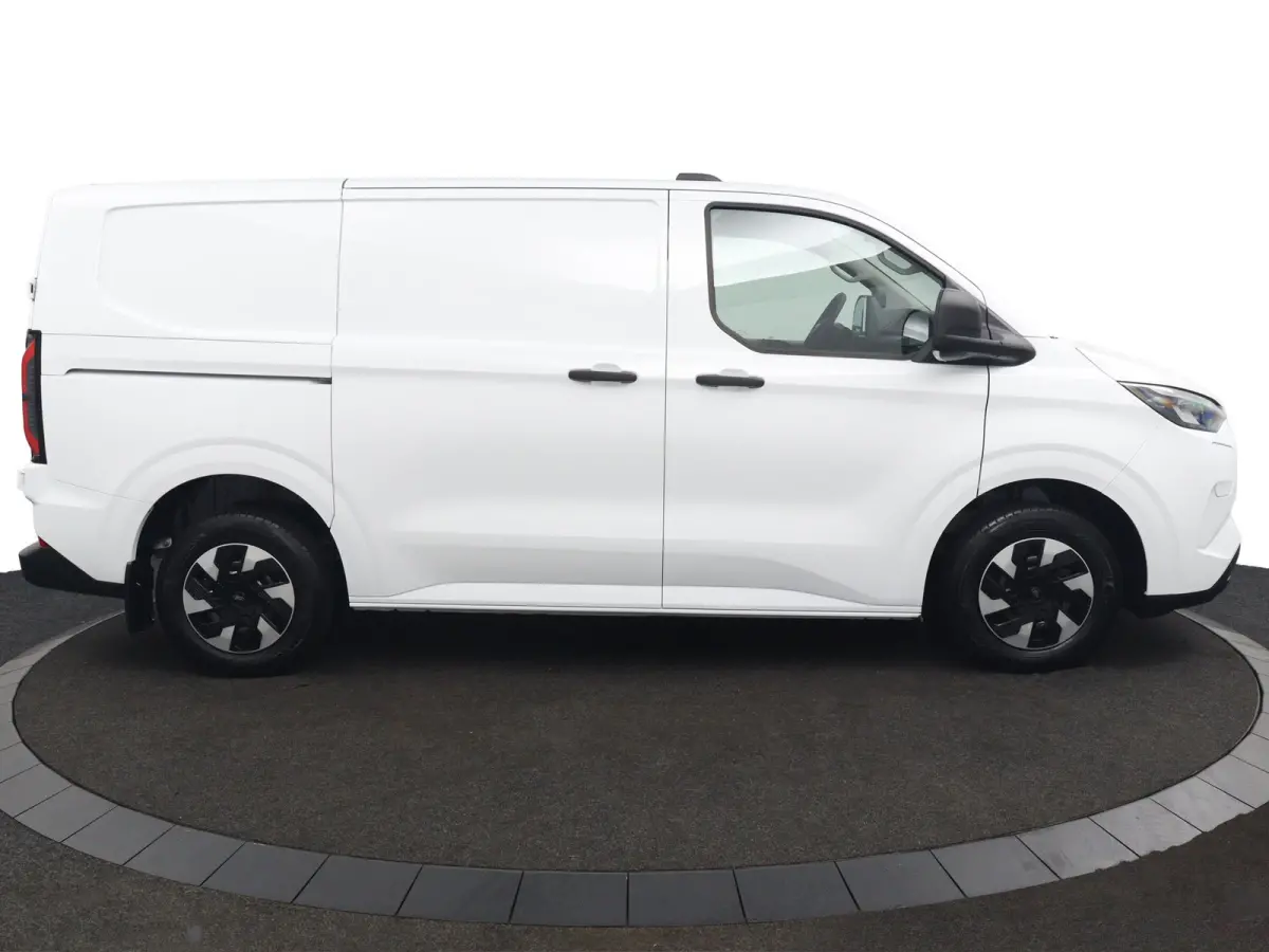 320 L1H1 Trend 71 kWh | Grotere Accu | 3-Jaar Extra Garantie! | Bijrijdersbank | LED | CarPlay/Android Auto | Cruise Control | Parkeersensoren | Camera