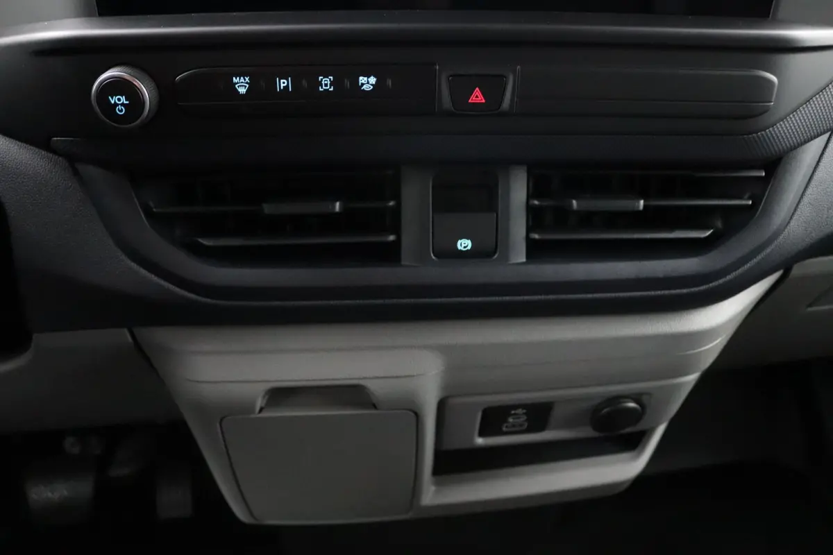 320 L1H1 Trend 71 kWh | Grotere Accu | 3-Jaar Extra Garantie! | Bijrijdersbank | LED | CarPlay/Android Auto | Cruise Control | Parkeersensoren | Camera