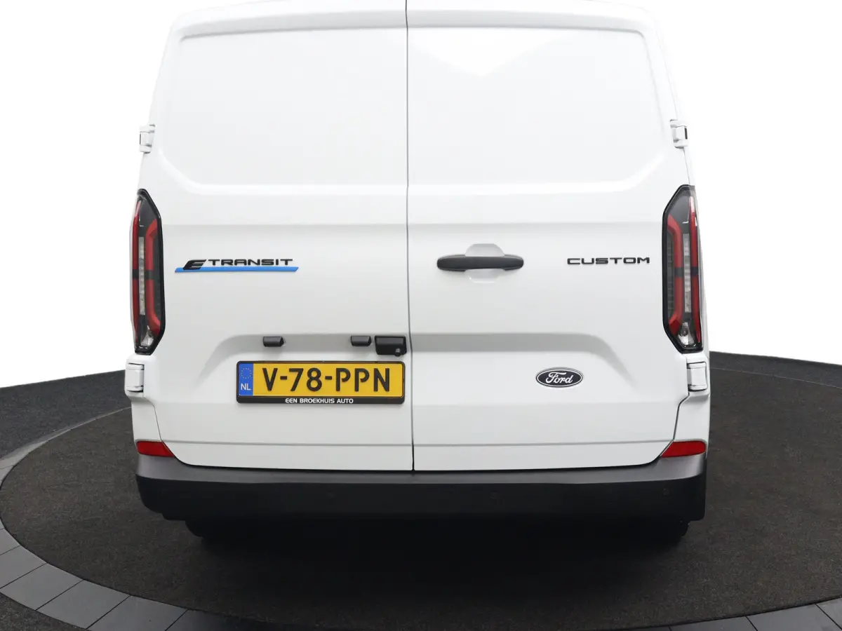 320 L1H1 Trend 71 kWh | Grotere Accu | 3-Jaar Extra Garantie! | Bijrijdersbank | LED | CarPlay/Android Auto | Cruise Control | Parkeersensoren | Camera
