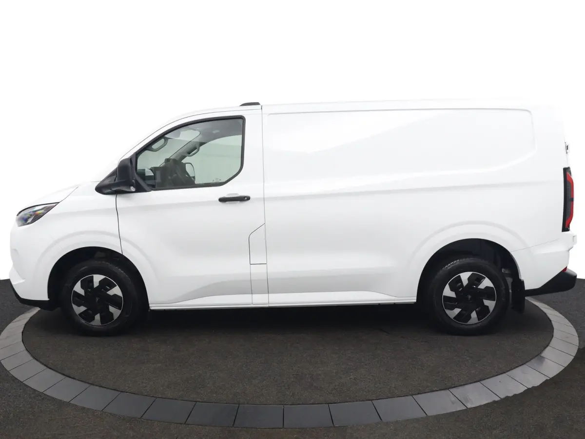 320 L1H1 Trend 71 kWh | Grotere Accu | 3-Jaar Extra Garantie! | Bijrijdersbank | LED | CarPlay/Android Auto | Cruise Control | Parkeersensoren | Camera