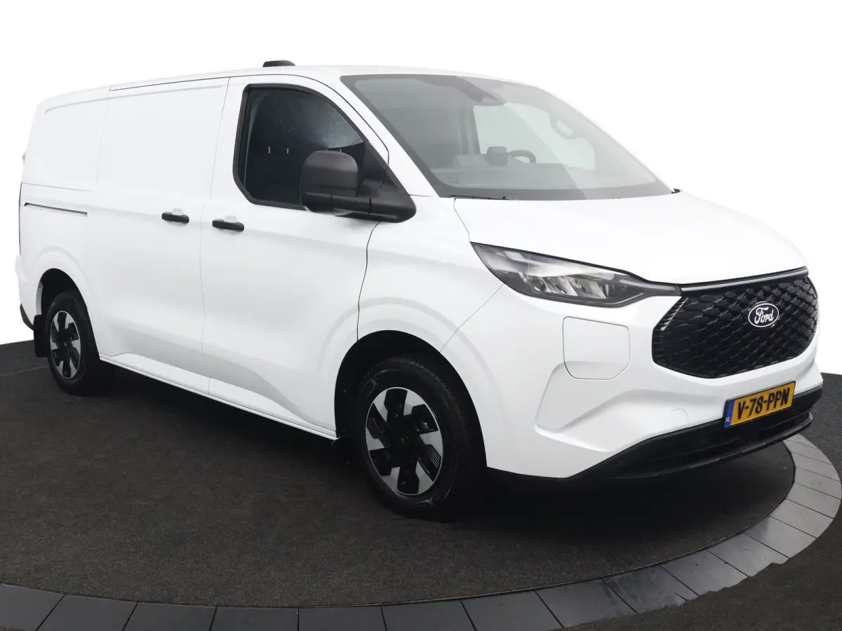 320 L1H1 Trend 71 kWh | Grotere Accu | 3-Jaar Extra Garantie! | Bijrijdersbank | LED | CarPlay/Android Auto | Cruise Control | Parkeersensoren | Camera