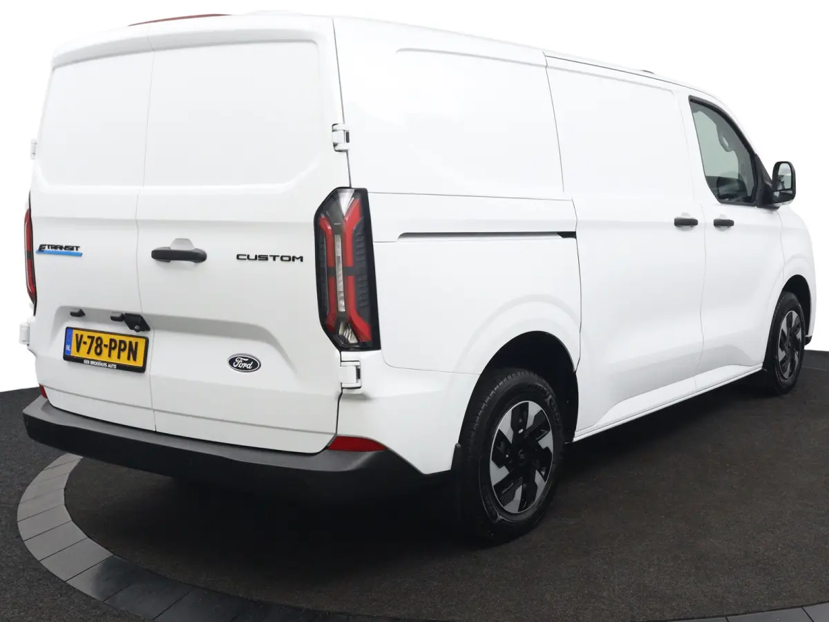 320 L1H1 Trend 71 kWh | Grotere Accu | 3-Jaar Extra Garantie! | Bijrijdersbank | LED | CarPlay/Android Auto | Cruise Control | Parkeersensoren | Camera