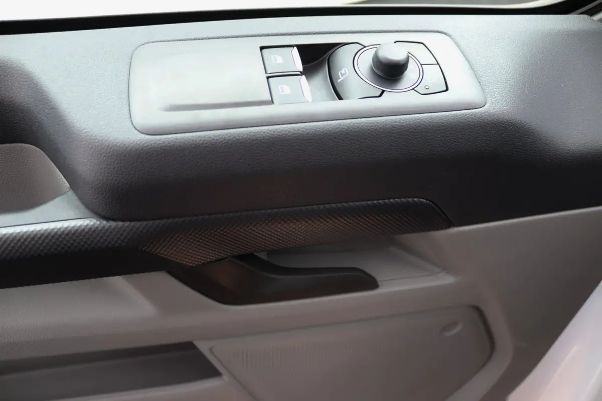 320 L1H1 Trend 71 kWh | Grotere Accu | 3-Jaar Extra Garantie! | Bijrijdersbank | LED | CarPlay/Android Auto | Cruise Control | Parkeersensoren | Camera