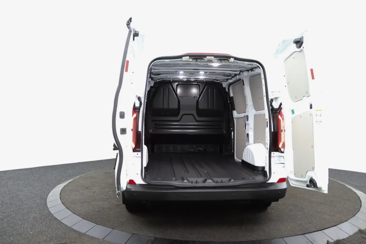 320 L1H1 Trend 71 kWh | Grotere Accu | 3-Jaar Extra Garantie! | Bijrijdersbank | LED | CarPlay/Android Auto | Cruise Control | Parkeersensoren | Camera
