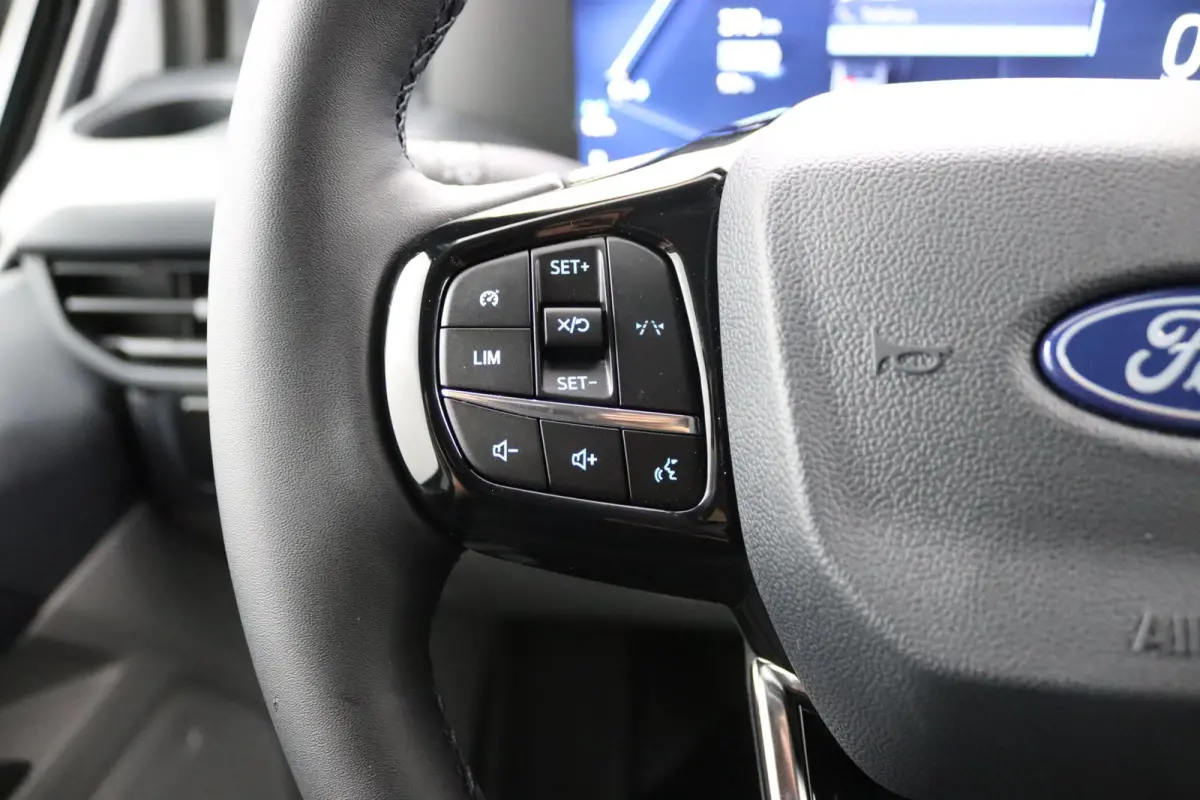320 L1H1 Trend 71 kWh | Grotere Accu | 3-Jaar Extra Garantie! | Bijrijdersbank | LED | CarPlay/Android Auto | Cruise Control | Parkeersensoren | Camera