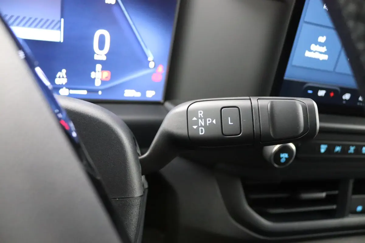 320 L1H1 Trend 71 kWh | Grotere Accu | 3-Jaar Extra Garantie! | Bijrijdersbank | LED | CarPlay/Android Auto | Cruise Control | Parkeersensoren | Camera