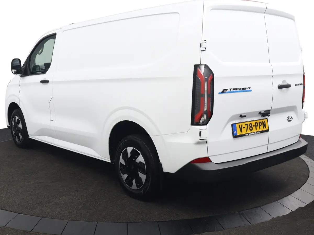 320 L1H1 Trend 71 kWh | Grotere Accu | 3-Jaar Extra Garantie! | Bijrijdersbank | LED | CarPlay/Android Auto | Cruise Control | Parkeersensoren | Camera