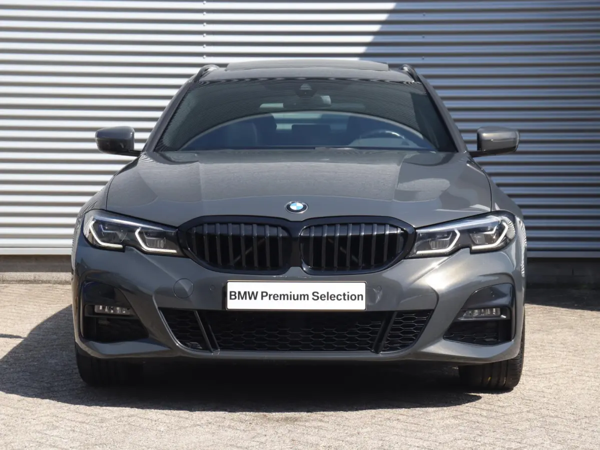 320e | High Executive | M Sportpakket | Panodak | Head-Up | Adaptief M Onderstel | Hi-Fi | Camera | M Sport Plus Pack | Verwarmbare Voorstoelen | SOH 100% | 19'' LMV