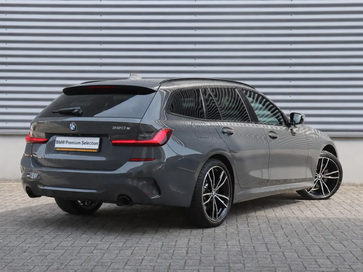 320e | High Executive | M Sportpakket | Panodak | Head-Up | Adaptief M Onderstel | Hi-Fi | Camera | M Sport Plus Pack | Verwarmbare Voorstoelen | SOH 100% | 19'' LMV