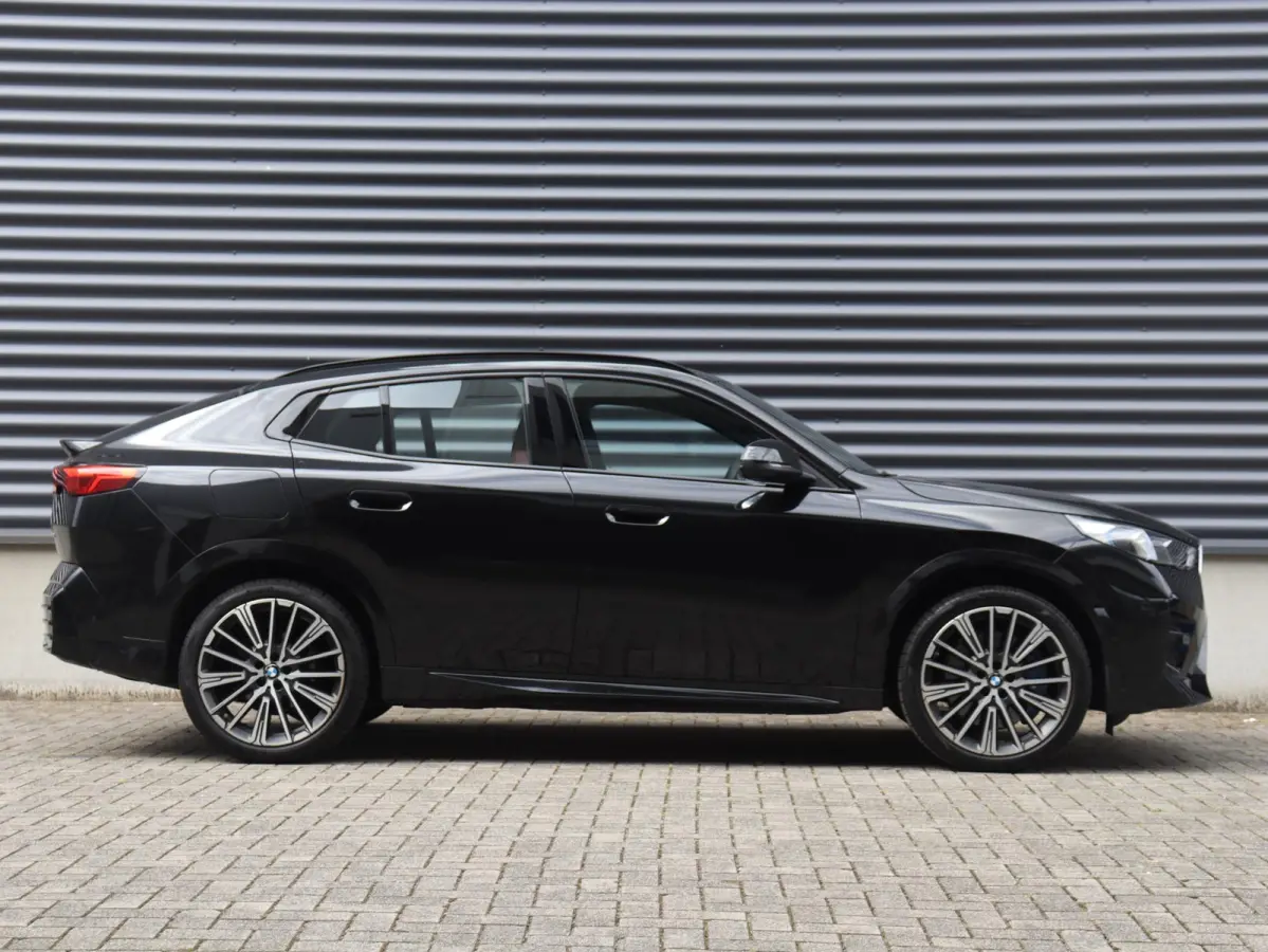 eDrive20 | M Sportpakket | Innovation Pack | Head-Up | Elektr. Stoelen | Parking Assistant Plus | Harman Kardon | Driving Assistant Plus | Stuurwiel Verwarmd | SOH 100% | 20'' LMV
